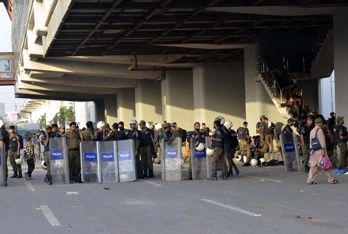 October 9, 2025, Pakistan: LAHORE, PAKISTAN, OCT 09: View of clash between police and workers of Tehreek-e-.Labbaik (TLP) after police launched a crackdown on the headquarters of TLP in a bid to arrest .its chief, Saad Rizvi, at Multan road in Lahore on T