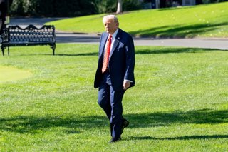 10 October 2025, US, Washington: USA President Donald Trump departs the White House for a quick flight to Walter Reed Hospital for his annual medical check-up Photo: Andrew Leyden/ZUMA Press Wire/dpa