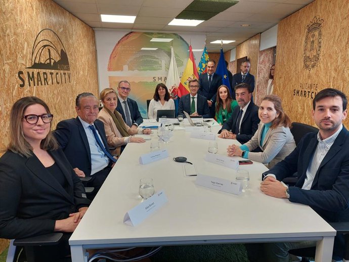 Imagen del comité defensor de la candidatura de Alicante a ser Capital Europea de la Innovación antes de su comparecencia este lunes ante el jurado de los premios que otorga la Comisión Europea (CE)