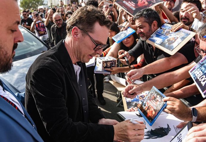 El actor Benedict Cumberbatch firma autógrafos en el Festival de Sitges