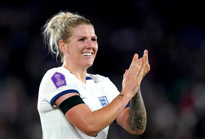 Archivo - La futbolista inglesa Millie Bright aplaude tras enfrentarse con su selección a Bélgica en la Liga de Naciones. 