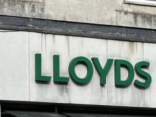 Archivo - FILED - 11 September 2024, United Kingdom, London: A view of a branch of Lloyds Bank in London. The boss of Lloyds got a nearly £2 million ($2.5 million) pay bump last year, despite profit falling, high street branches closing and having to set 