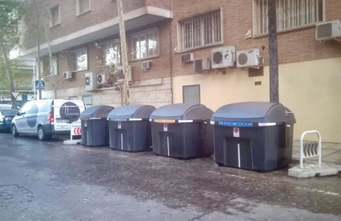 Imagen de varios contenedores en Badajoz