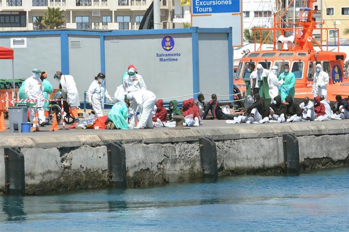 Archivo - Personal de Salvamar Alpheratz atienden a migrantes procedentes de una patera en el Puerto de los Cristianos