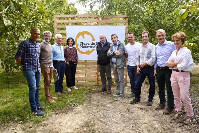 El consejero Aierdi junto a representantes de INTIA, de la marca Nuez de Navarra / Nafarroako Intxaurra y productores en el acto celebrado en Artajona
