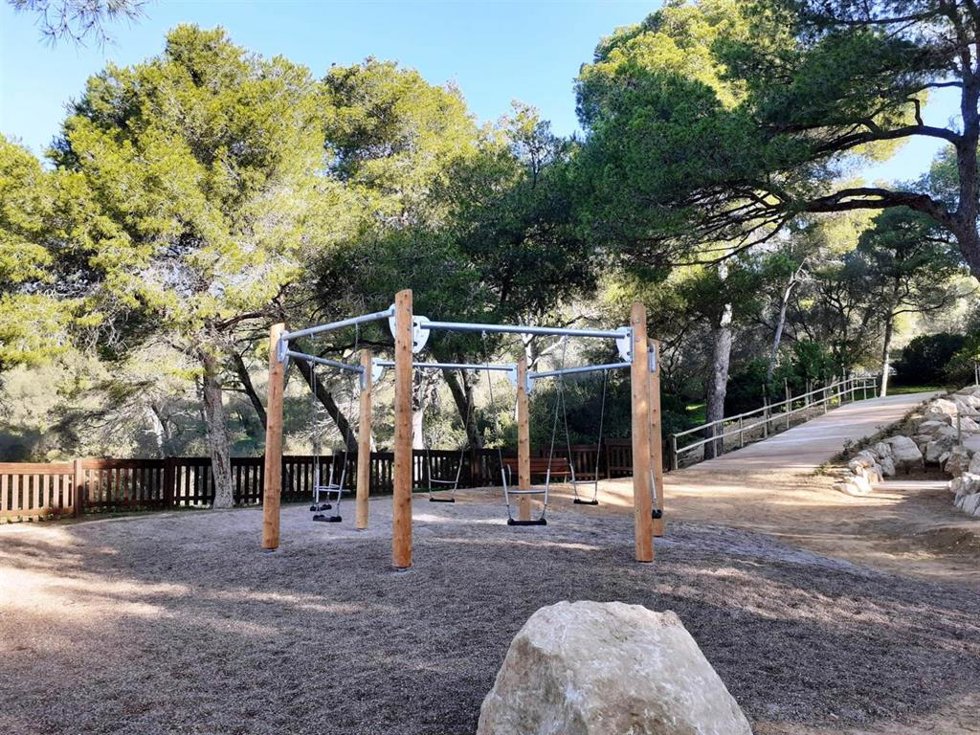 Archivo - Columpios del parque del bosque de Bellver.