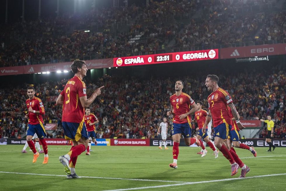 Los jugadores de la selección española Robin Le Normand, Mikel Merino y Yeremy Pino celebrando el primer tanto ante Georgia.