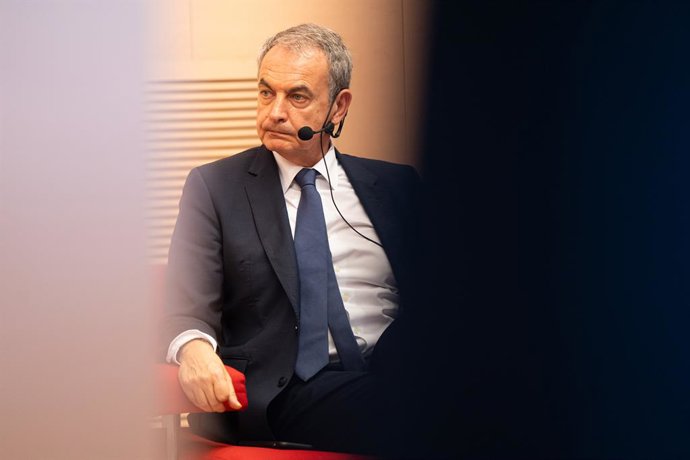 El expresidente del Gobierno José Luis Rodríguez Zapatero, interviene durante una jornada dedicada a las políticas de diversidad e inclusión, a 30 de septiembre de 2025, en Oviedo, Asturias (España). El evento reúne a estudiantes, profesorado y expertos p