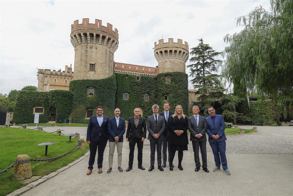 Foto de familia de la presentación de la gira en el Castillo de Peralada.