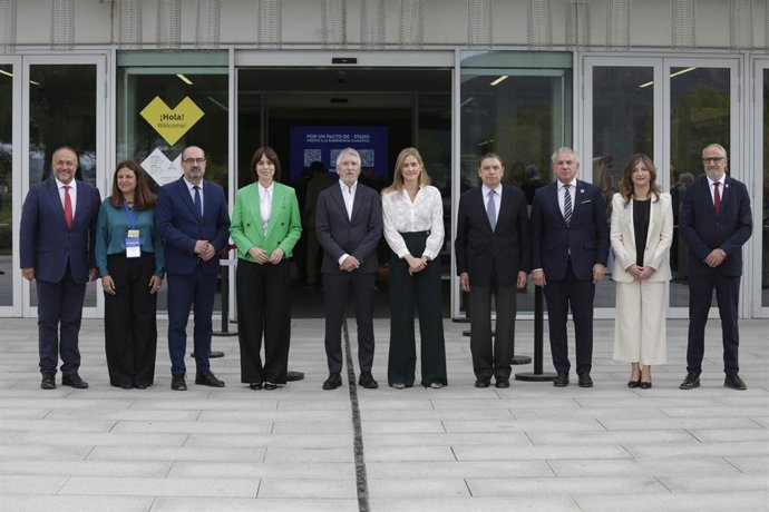 El presidente de la Diputación de León, Gerardo Álvarez Courel, junto a los ministros Sara Aagesen, Fernando Grande Marlaska, Diana Morant y Luis Planas, en la Convención del Pacto de Estado frente a la Emergencia Climática, en Ponferrada (León).