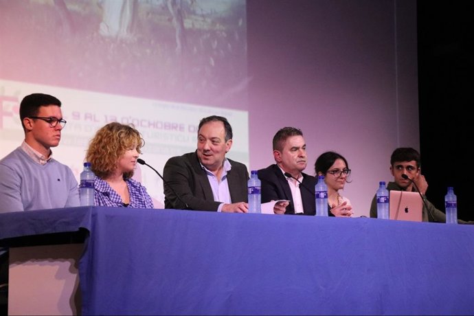 El alcalde de Villaviciosa, Alejandro Vega, en el centro de la imagen.