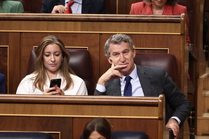 El presidente del Partido Popular, Alberto Núñez Feijóo, y la portavoz del PP en el Congreso, Ester Muñoz, durante una sesión de Control al Gobierno, en el Congreso de los Diputados, a 7 de octubre de 2025, en Madrid (España). El pleno del Congreso vota h
