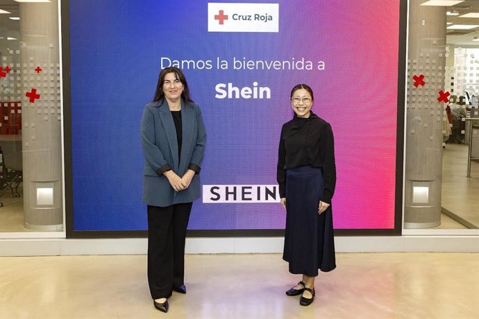 La directora de Empleo de Cruz Roja Española, Maika Sánchez, junto a la Senior Director of Global Public Affairs de Shein, Annabella Ng.