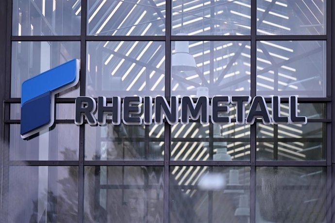 Archivo - FILED - 27 August 2025, Lower Saxony, Unterlü: The logo of the Rheinmetall armaments group can be seen behind a fence (blurred in the foreground) at the entrance to a Rheinmetall plant. Photo: Wolf von Dewitz/dpa
