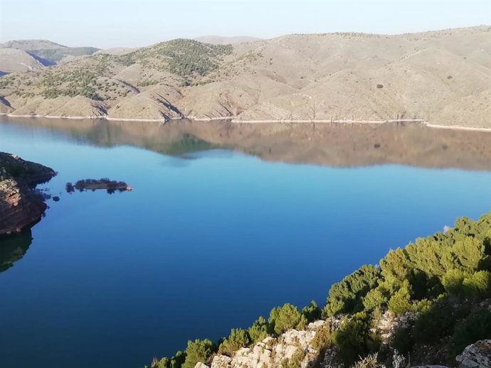 Archivo - La reserva de agua embalsada en la cuenca del Ebro está a un 53% de la capacidad total.