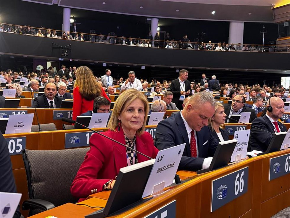 La alcaldesa de Jerez, María José García-Pelayo, en el Pleno del Comité Europeo de las Regiones.
