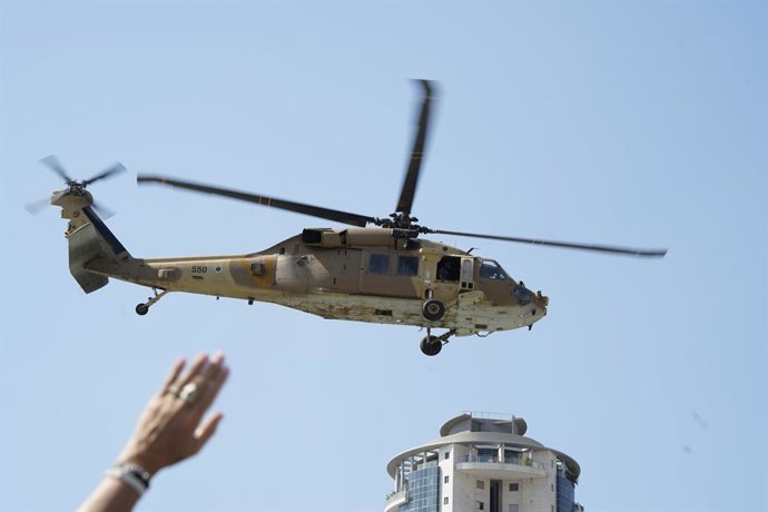 13 de outubro de 2025, Petah Tiqua, Israel: Helicóptero da IDF pousa no hospital de Belinson com refém israelense libertado, após 2 anos em cativeiro do Hamas em Gaza. Reféns israelenses libertados chegam ao hospital Bilinson, depois de 2 anos em cativeir