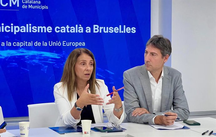 Archivo - La presidenta de l'Associació Catalana de Municipis (ACM), i el responsable de la nova oficina de l'entitat a Brussel·les (Bèlgica), Jordi Solé 