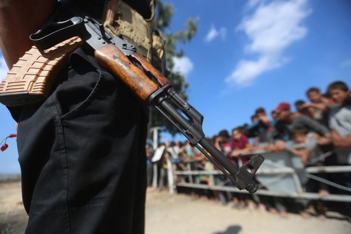 Um miliciano do Hamas com um rifle em Deir al-Bala'a, no sul da Faixa de Gaza.