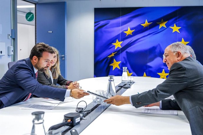 El presidente del PP de Asturias, Álvaro Queipo, y la eurodiputada asturiana Susana Solís, durante la reunión con el Comisario de Pesca y Océanos de la UE, Costas Kadis, en Bruselas.