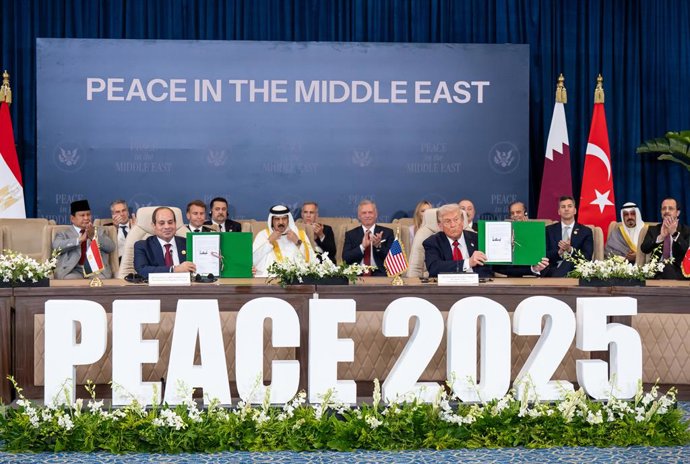 13 de outubro de 2025, Egito, Sharm El-Sheikh: O presidente egípcio Abdel Fattah El-Sisi (à esq.) e o presidente dos EUA Donald Trump posam com o acordo assinado na Cúpula de Paz de Sharm El-Sheikh, no Egito. A reunião de chefes de Estado e de governo tem