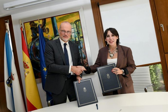 La conselleira de Economía e Industria, María Jesús Lorenzana, firma una memoria de cooperación con la Empresa Común Sesar JU, Andreas Boschen