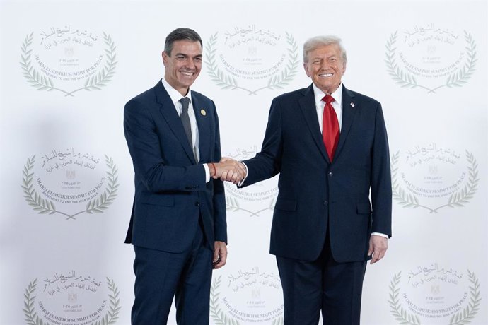 O primeiro-ministro Pedro Sánchez (à esquerda) cumprimenta o presidente dos EUA, Donald Trump (à direita), antes da cerimônia de assinatura do plano de paz para o Oriente Médio, em 13 de outubro de 2025, no Egito.