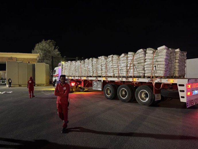 SHARM EL-SHEIKH, 12 de outubro de 2025 -- Um caminhão transportando ajuda humanitária entra em Gaza pelo lado egípcio do posto de fronteira de Rafah em 12 de outubro de 2025. O presidente egípcio Abdel Fattah al-Sisi disse na sexta-feira que o Egito começ