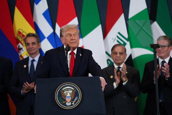 13 de outubro de 2025, Egito, Sharm El-Sheikh: O presidente dos EUA, Donald Trump, discursa durante a Cúpula de Paz de Sharm El-Sheikh, no Egito. A reunião de chefes de Estado e de governo tem como objetivo discutir o apoio à Faixa de Gaza após o cessar-f