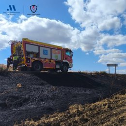 Bomberos del CPB de la dotación de Ronda han sofocado un incendio agrícola en la cuneta de la carretera A-7276, vía que une las provincias de Málaga y Cádiz en la comarca de la Serranía.