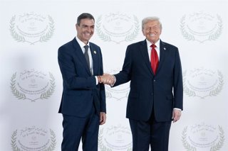 El presidente del Gobierno, Pedro Sánchez (i) saluda al presidente de Estados Unidos, Donald Trump (d), antes de la ceremonia de firma del plan de paz para Oriente Próximo, a 13 de octubre de 2025, en Egipto.