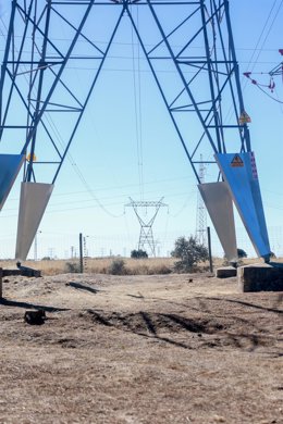 Archivo - Torre de alta tensión, a 8 de septiembre de 2024, en Madrid (España). 