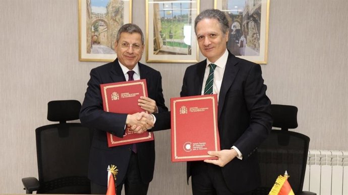 El ministro de Finanzas palestino, Omar al Bitar, y el cónsul general de España en Jerusalén, Javier Gutiérrez