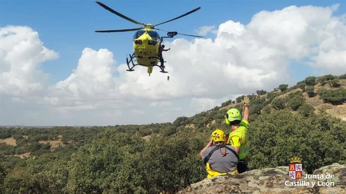 Imagen del rescate del joven herido en un ojo en un refugio de Gredos