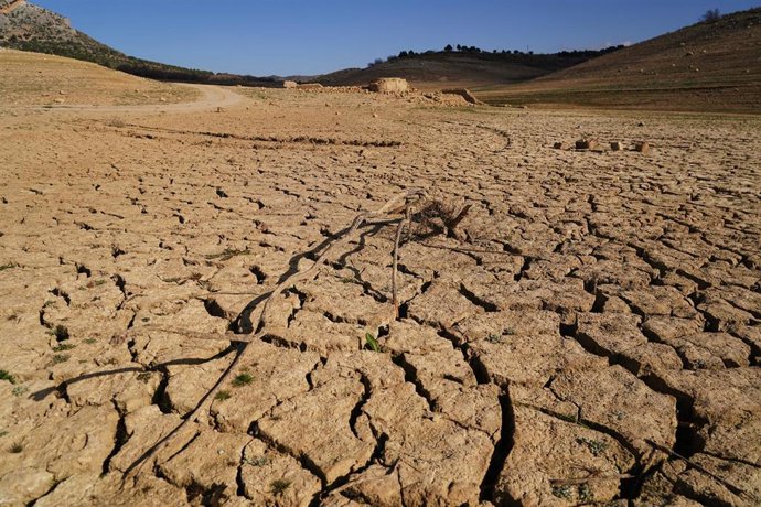 Archivo - Los restos del antiguo pueblo de Peñarubia han quedado al descubierto por la ausencia de agua en el embalse de Guadalteba a causa de la extrema sequía , a 3 de febrero de 2024 en Málaga, Andalucía, (España). 