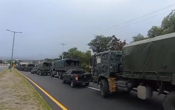 Convoy militarizado con ayuda humanitaria hacia Imbabura (Ecuador)