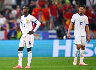 Archivo - 09 July 2024, Bavaria, Munich: France's Eduardo Camavinga (L) and William Saliba (R) show their disappointment after the UEFA Euro 2024 Semi-final soccer match between Spain and France at Munich Football Arena. Photo: Tom Weller/dpa