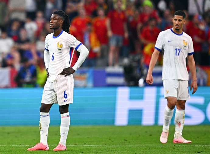 Archivo - 09 July 2024, Bavaria, Munich: France's Eduardo Camavinga (L) and William Saliba (R) show their disappointment after the UEFA Euro 2024 Semi-final soccer match between Spain and France at Munich Football Arena. Photo: Tom Weller/dpa