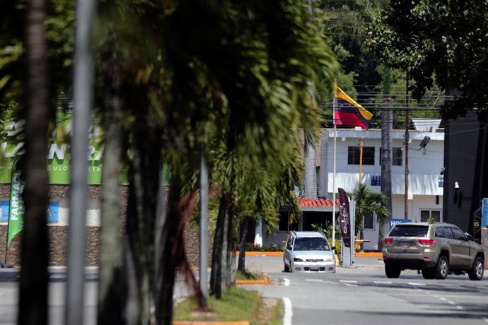 Archivo - Bandera de Venezuela izada en la localidad de Valencia