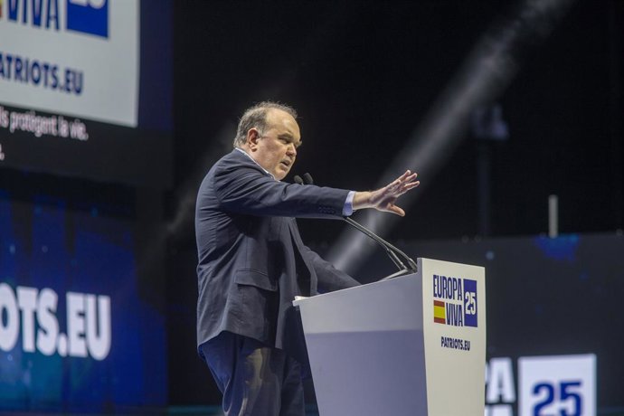 14 de setembro de 2025, Madri, Espanha: Rafael Lopez Aliaga, prefeito de Lima, Peru, discursa para o público durante o evento "Europa Viva 2025", realizado no Palácio Vistalegre, em Madri. Europa Viva 2025 é a convenção do partido de extrema-direita espan