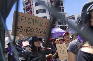 Archivo - Una pancarta contra la represión de protestas en Ecuador, en la ciudad de Quito