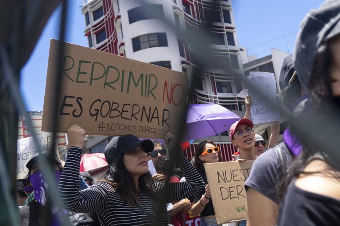 28 de setembro de 2025, Quito, Pichincha, Equador: Manifestantes seguram cartazes durante a manifestação. Sete dias se passaram desde que os protestos nacionais começaram com uma greve imediata e indefinida. A cada dia, as tensões aumentam: repressão, arb