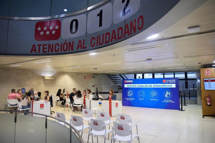 Archivo - Empleados trabajan en las instalaciones de la nueva Oficina Central de Atención al Ciudadano en la Carrera de San Jerónimo, a 28 de junio de 2024, en Madrid (España). 