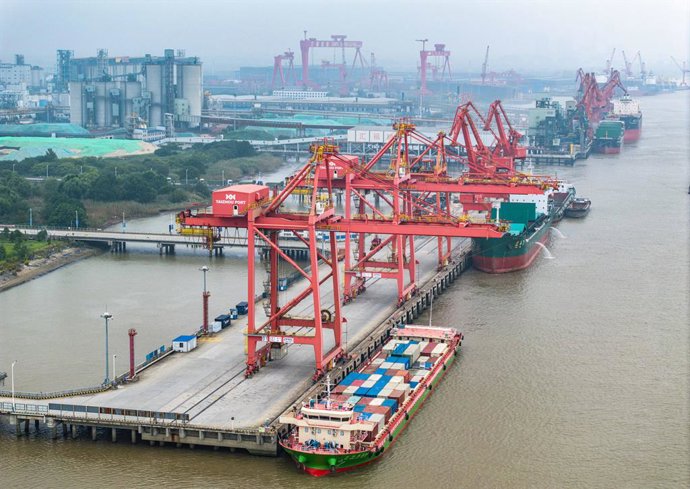 PEQUIM, 13 de outubro de 2025 -- Uma foto aérea tirada por drone em 13 de outubro de 2025 mostra navios de carga atracando em um terminal de contêineres do Porto de Taizhou, em Taizhou, província de Jiangsu, no leste da China.   O total de importações e e