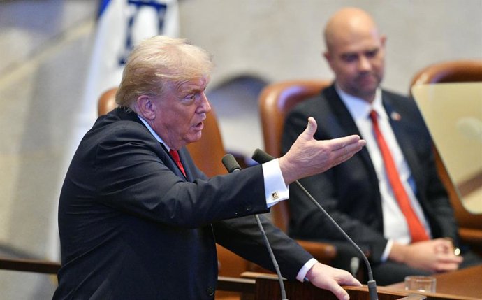 JERUSALÉM, 13 de outubro de 2025 -- O presidente dos Estados Unidos, Donald Trump, discursou no parlamento israelense, o Knesset, em Jerusalém, durante uma breve visita quando o cessar-fogo entre Israel e Hamas entrou em seu quarto dia, saudando o "fim" d