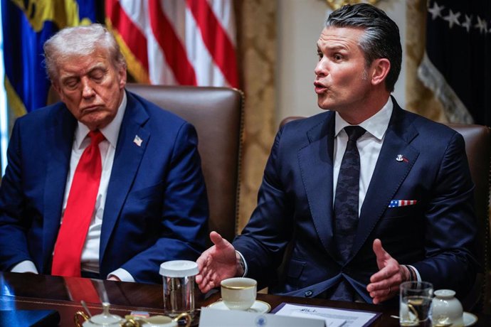 El secretario de Defensa de Estados Unidos, Pete Hegseth, interviene durante un diálogo en la Casa Blanca junto al presidente del país, Donald Trump