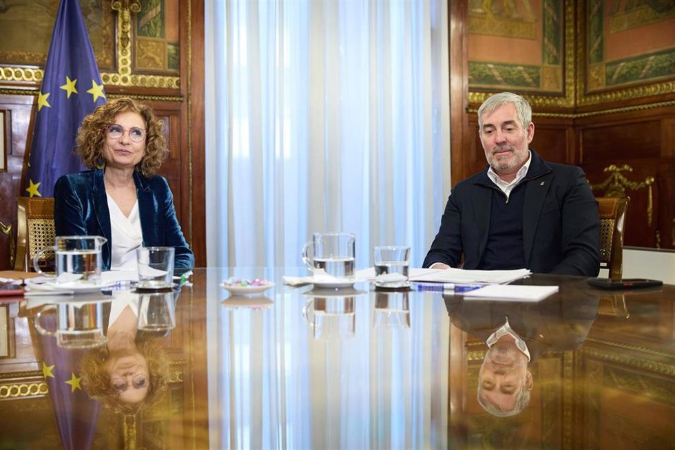 Archivo - El presidente de Canarias, Fernando Clavijo, y la ministra de Hacienda, María Jesús Montero, durante una reunión en la sede del Ministerio, a 10 de marzo de 2025