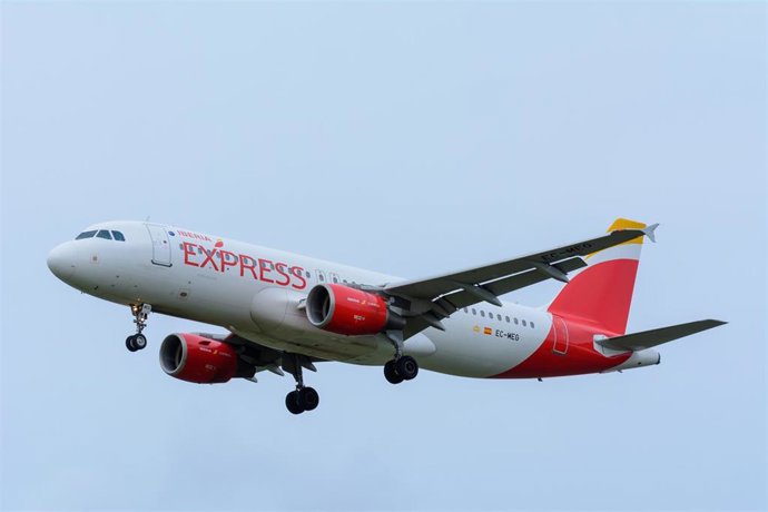 Archivo - Avión Airbus A320 de Iberia Express que hace la ruta Asturias-Canarias.