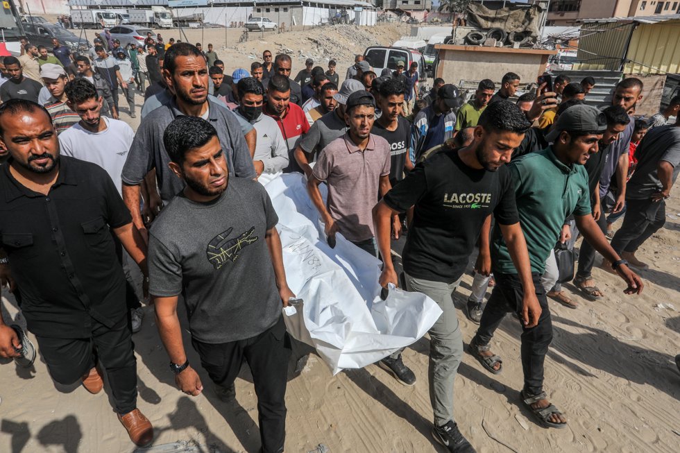 17 October 2025, Palestinian Territories, Khan Yunis: The family of Palestinian Yousef al-Yaqoubi receive the body of their son from the Ministry of Health in Gaza, among the bodies of those killed that the Israeli army handed over to the Red Cross in 