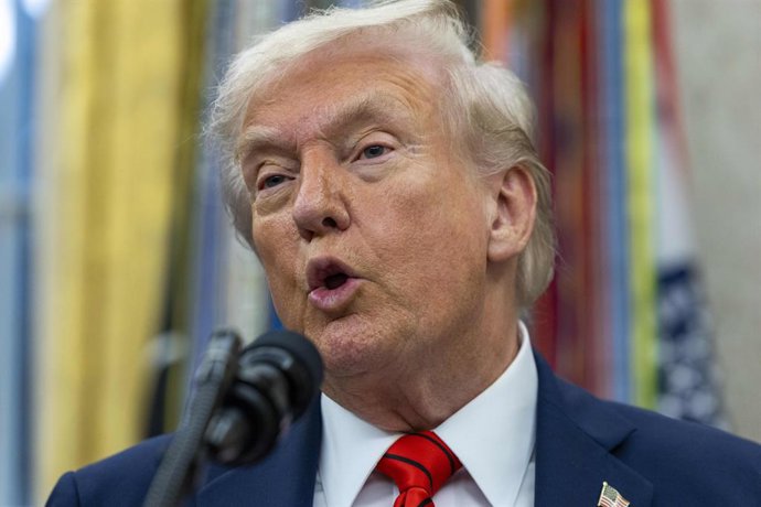 10 de outubro de 2025, Washington, Distrito de Columbia, EUA: O presidente dos Estados Unidos, Donald J. Trump, faz comentários sobre um acordo de preços de medicamentos durante uma coletiva de imprensa no Salão Oval da Casa Branca em Washington, DC, EUA,